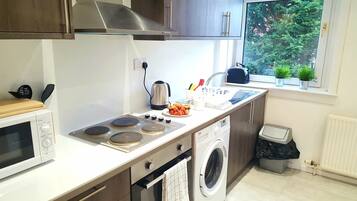 Apartment, 2 Bedrooms, Accessible | Shared kitchen facilities | Fridge, microwave, oven, stovetop
