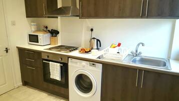 Apartment, 2 Bedrooms, Accessible | Shared kitchen | Fridge, microwave, oven, stovetop