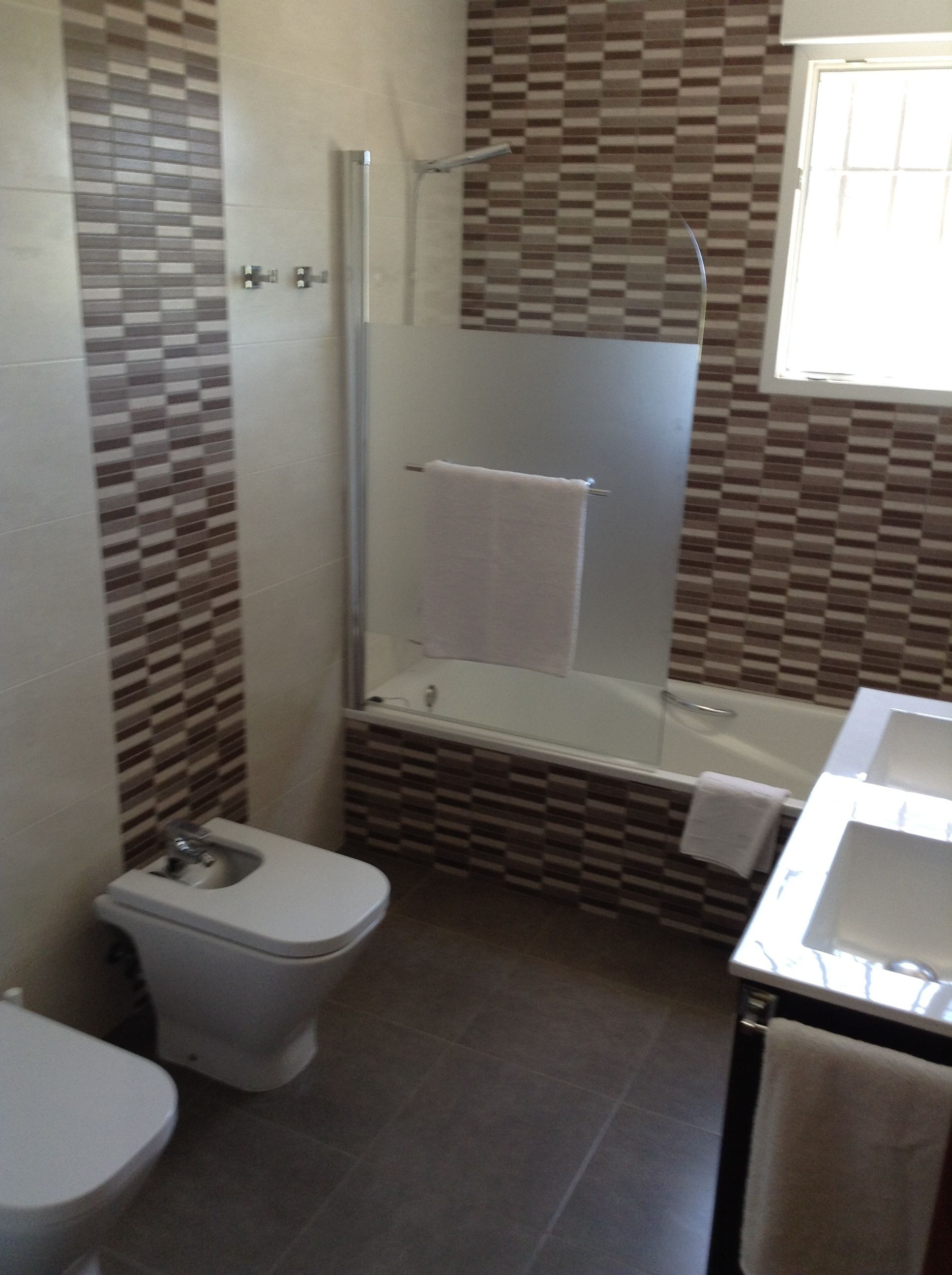 Habitación estándar doble, 1 cama de matrimonio grande, accesible para personas con discapacidad | Ducha del cuarto de baño