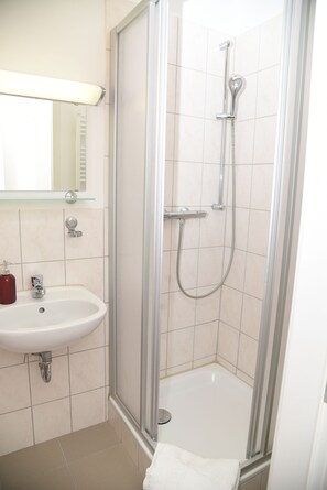 Duschwanne, Regendusche, Haartrockner, Handtücher