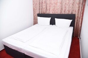 Cortinas blackout, cunas gratuitas, wifi gratis y ropa de cama 