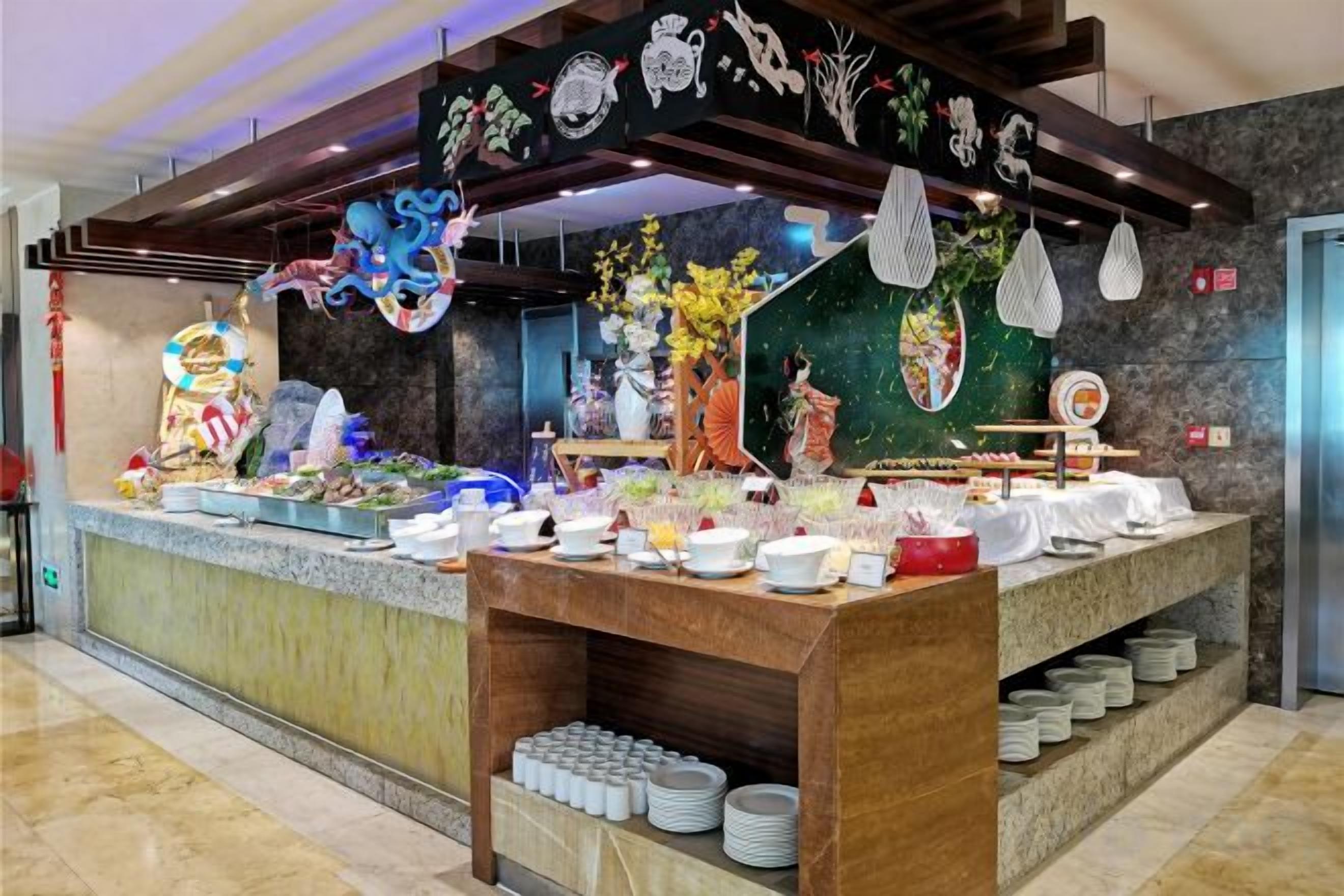 Un buffet proposant une variété de plats, agrémenté d’un décor attrayant.