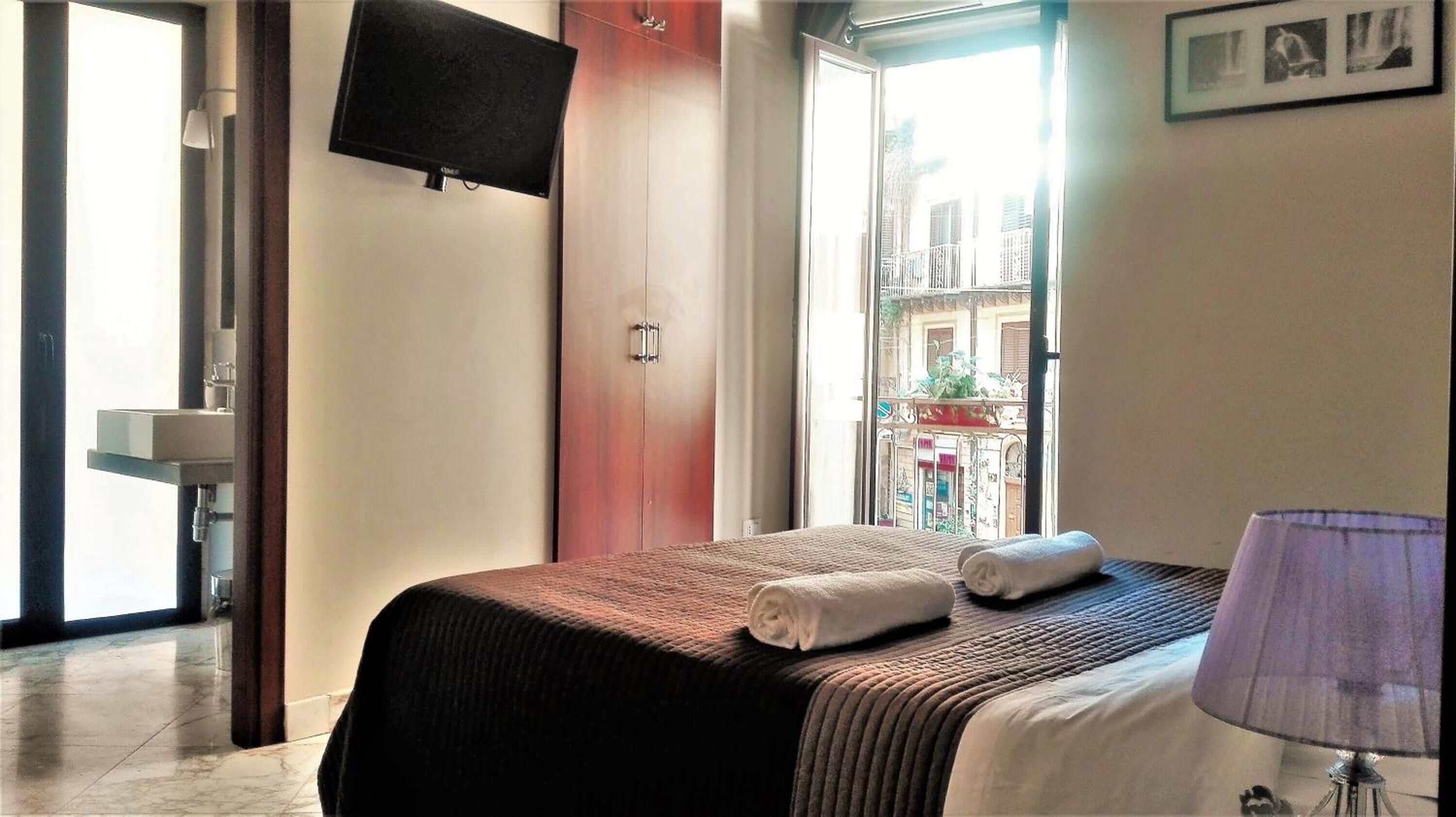 Schreibtisch, Verdunkelungsvorhänge, schallisolierte Zimmer