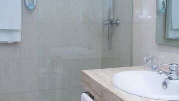 Een douche, gratis toiletartikelen, een haardroger, een bidet