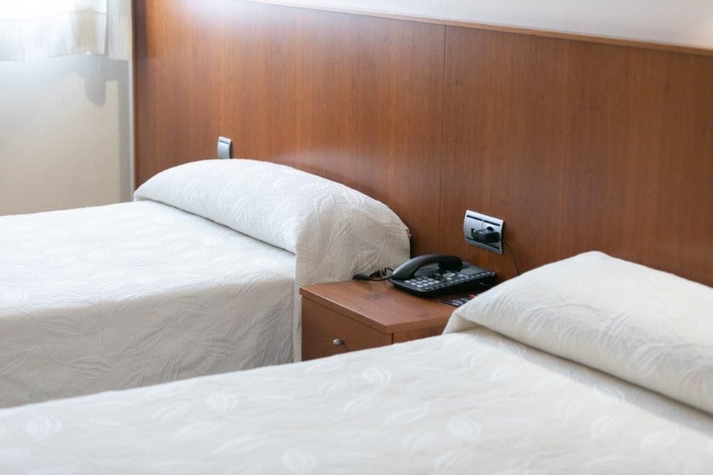 twin room | desk, laptop workspace, soundproofing, free cots/infant beds