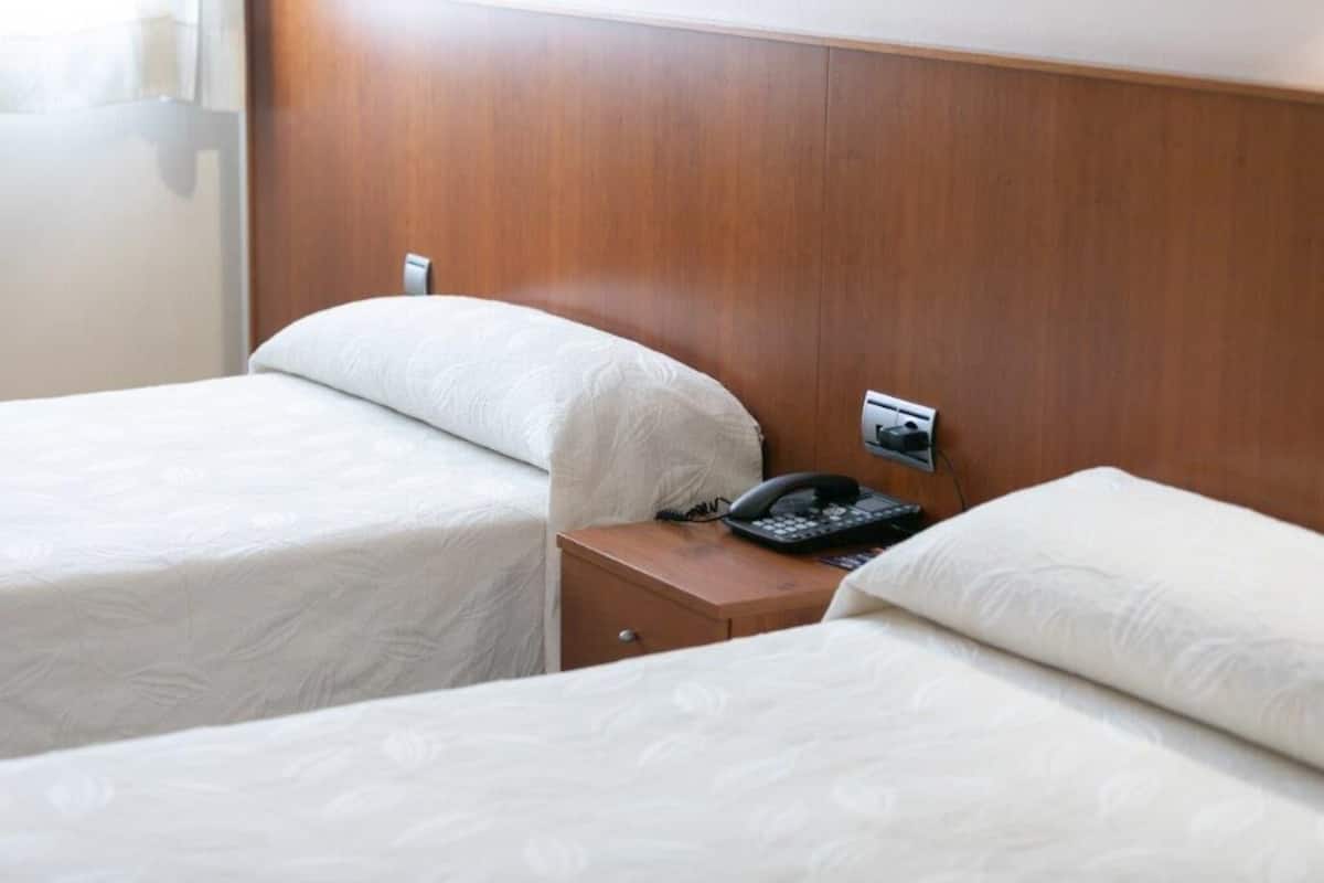 twin room | desk, laptop workspace, soundproofing, free cots/infant beds