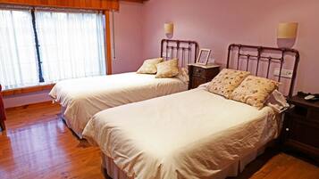 Kamer, 1 twee- of 2 eenpersoonsbedden, uitzicht op tuin | Een bureau, verduisterende gordijnen, gratis babybedden, beddengoed