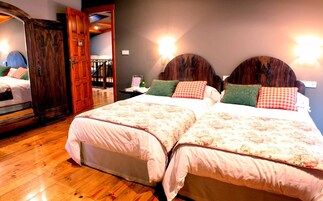 Escritorio, cortinas blackout, cunas gratuitas y ropa de cama 