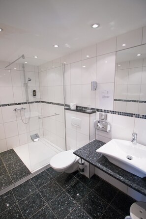 Triple Room | Desk, blackout curtains, iron/ironing board, free WiFi - Hotel Brunnenhof (Hanau)