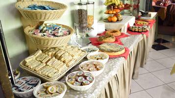 Una mesa de buffet con diversos alimentos y cestas.