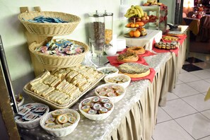 بوفيه فطور مجانًا يوميًا