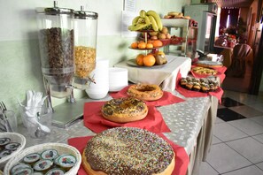 包含每日自助早餐