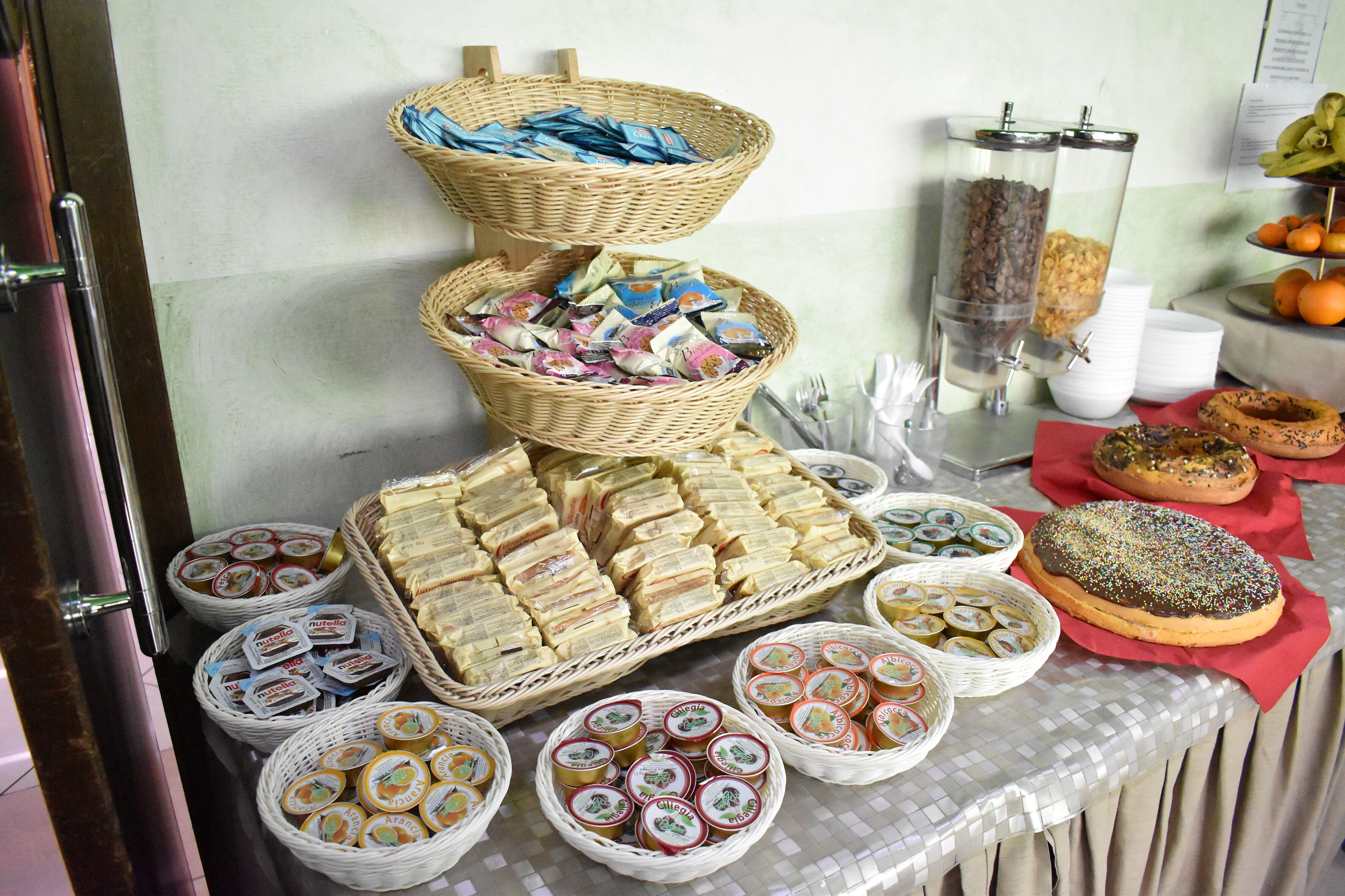 Una mesa de buffet con diferentes alimentos y cestas.