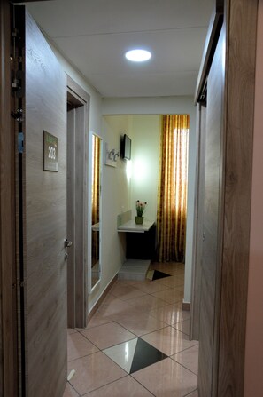 四人房 | 办公桌、遮光窗帘、隔音、免费 WiFi