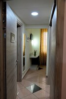 Quadruple Room | Desk, blackout drapes, soundproofing, free WiFi