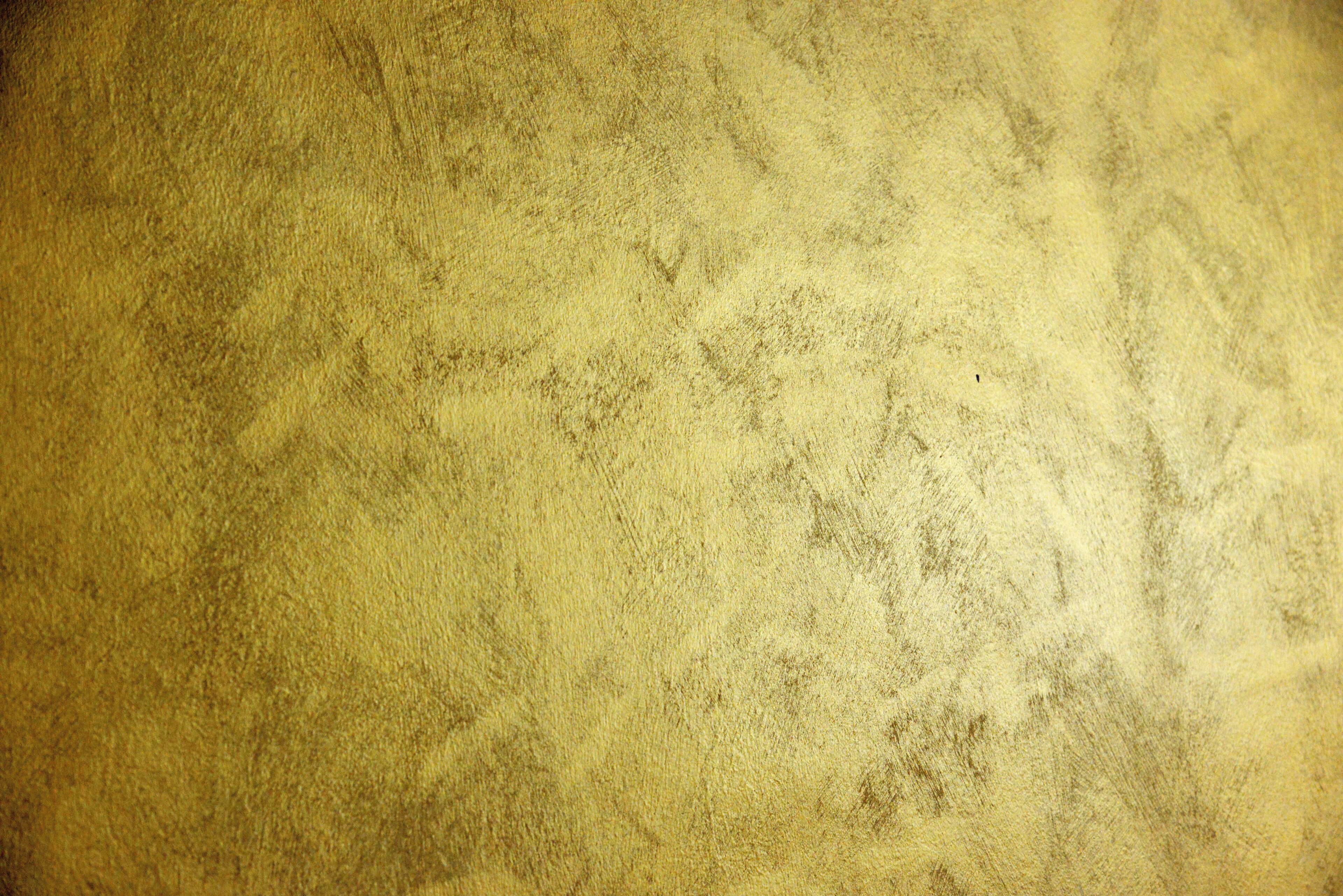 Une surface à texture marquée, rugueuse et irrégulière.