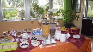 TĂ€gliches inbegriffenes FrĂŒhstĂŒcksbuffet