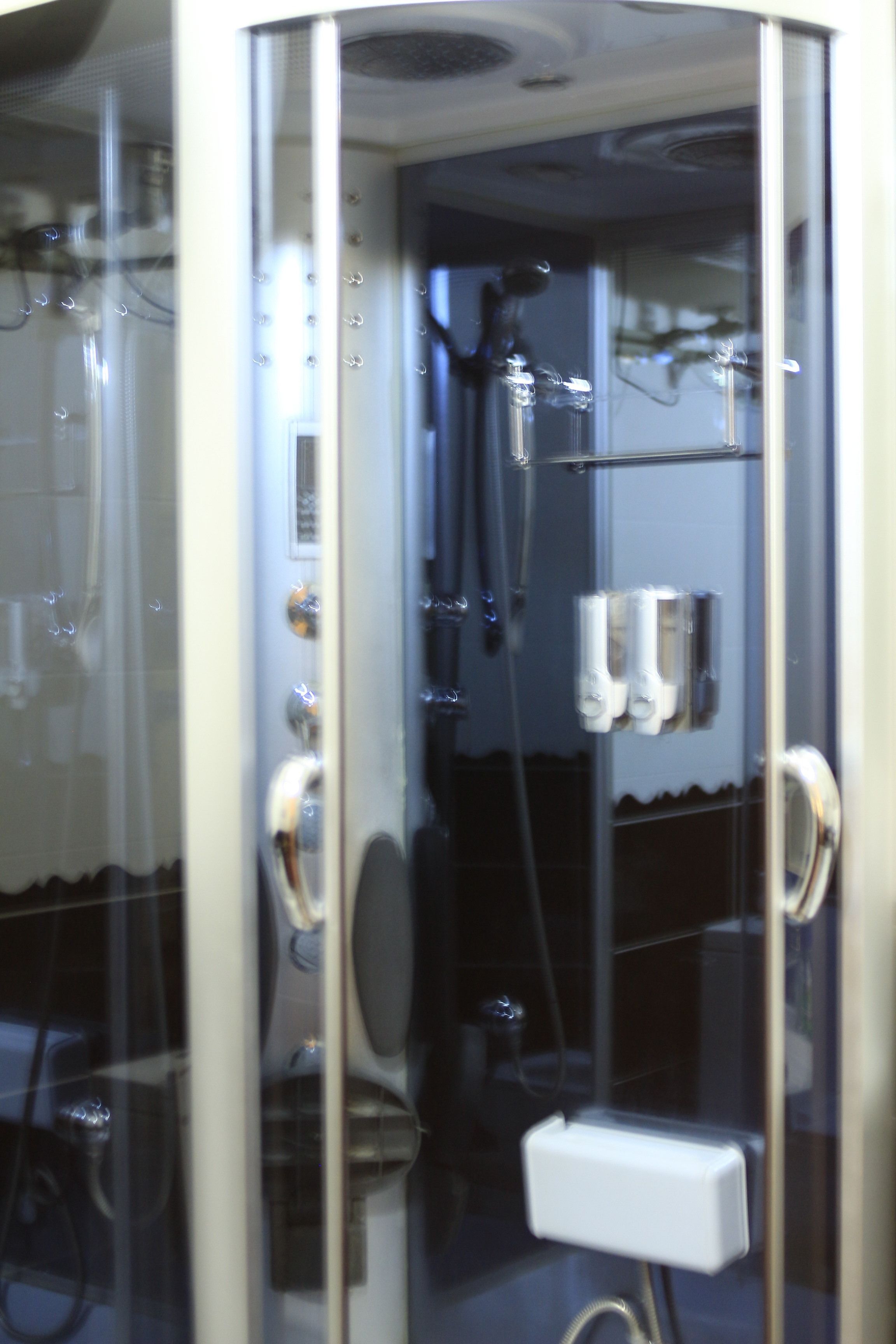 Deluxe Double Room, 1 King Bed | Bathroom | Shower, free toiletries, hair dryer, slippers