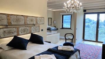 Suite Deluxe, idromassaggio, vista montagna | Biancheria da letto di alta qualità, copriletto in piuma, una scrivania