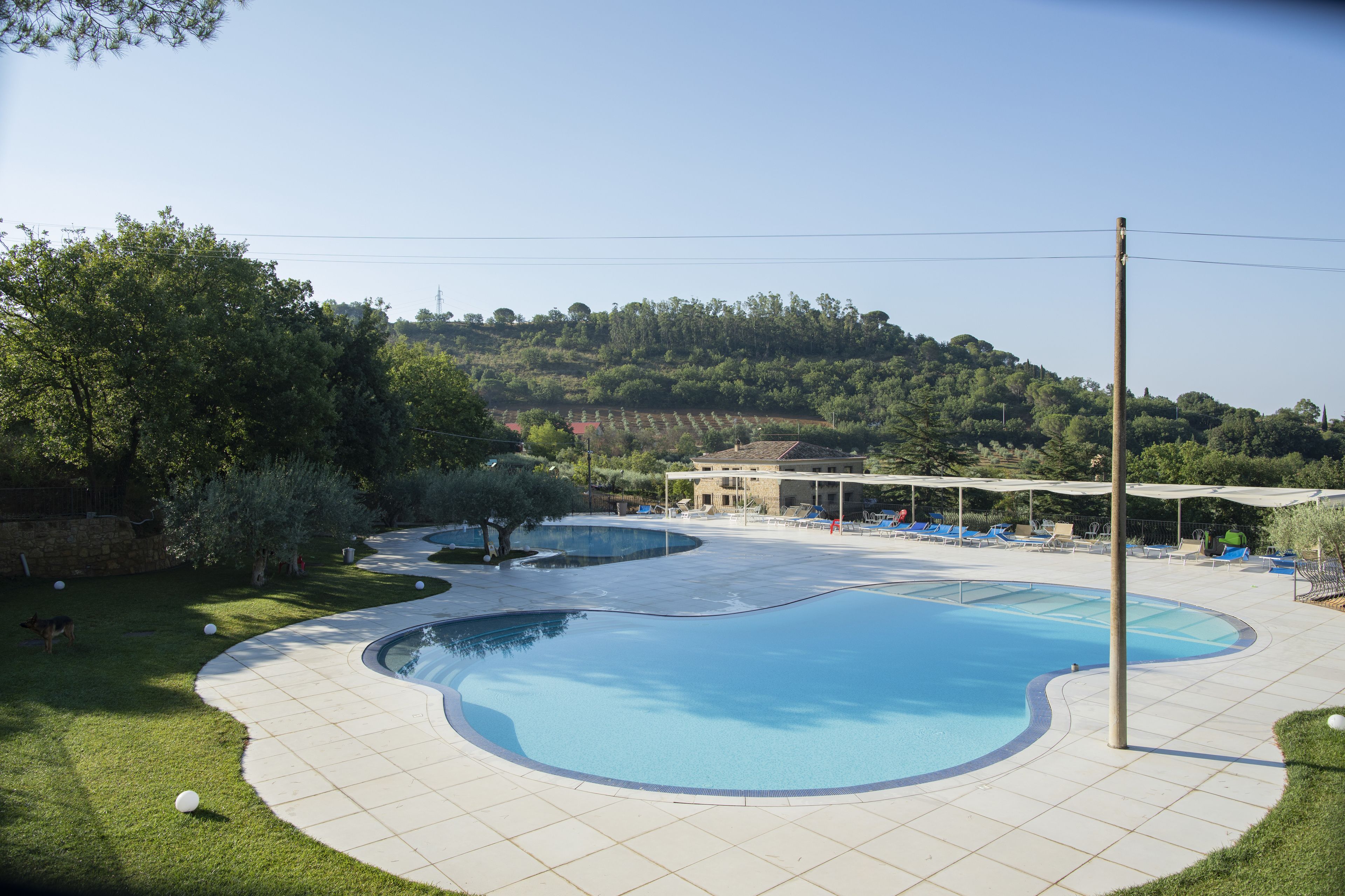 2 من حمّامات السباحة الخارجية، مقاعد للتشمس