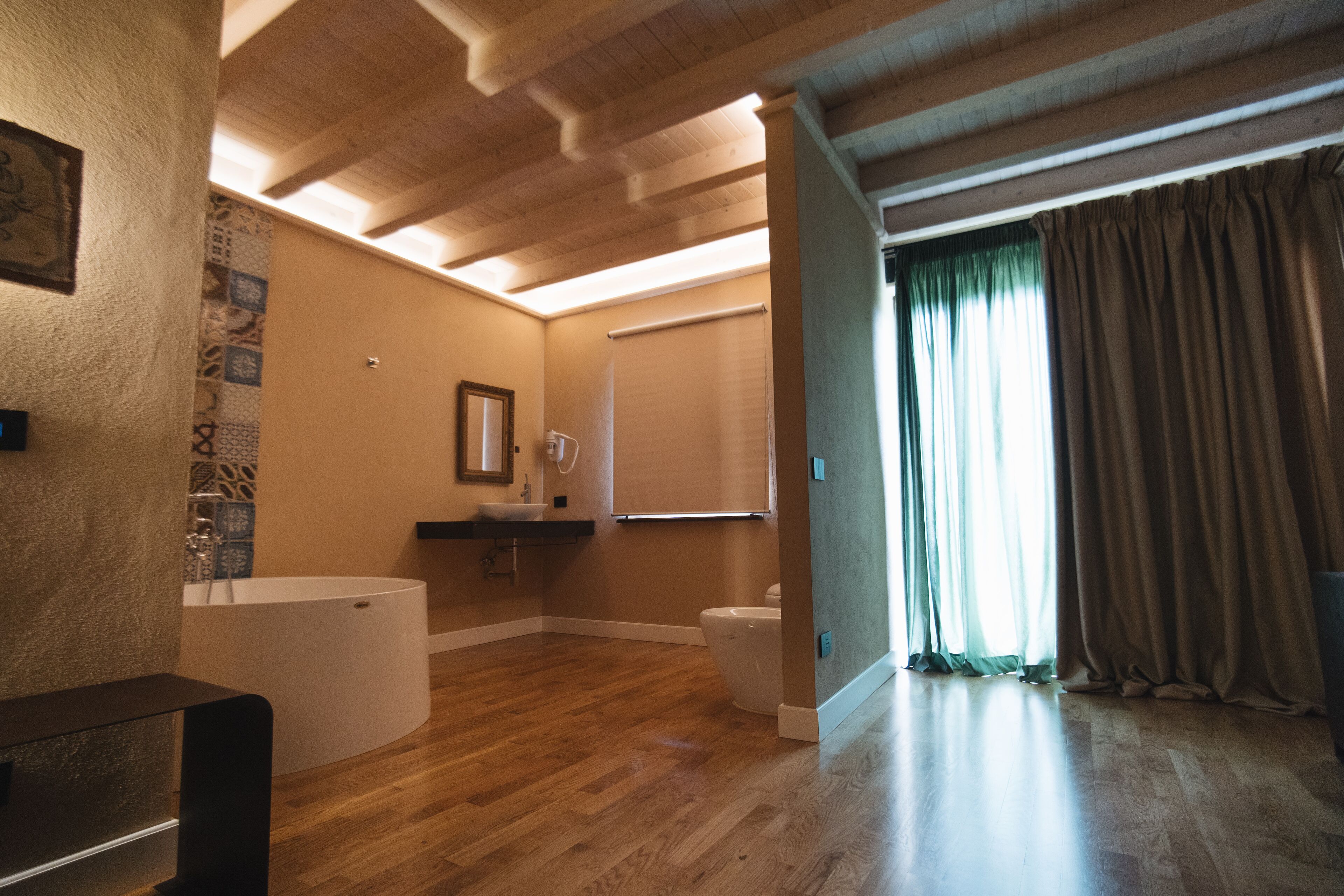 Ein Badezimmer mit einer Badewanne, Toilette und Waschbecken.