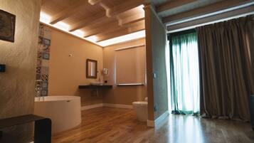 Ein Badezimmer mit einer Badewanne, Toilette und Waschbecken.