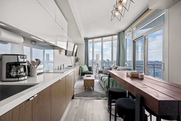 Superior Apartment, 1 Bedroom, City View | Private kitchen | Full-size fridge, microwave, oven, stovetop - Elegant Downtown Apartments (Toronto)