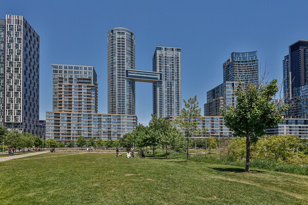 Elegant Downtown Apartments - Toronto