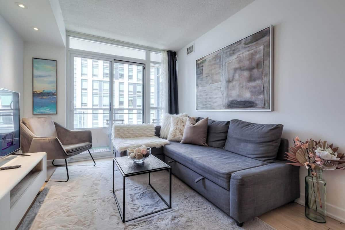 Departamento Grand, 3 habitaciones, balcón, vista a la ciudad | Área de sala de estar | Televisión de pantalla plana, Netflix y Hulu