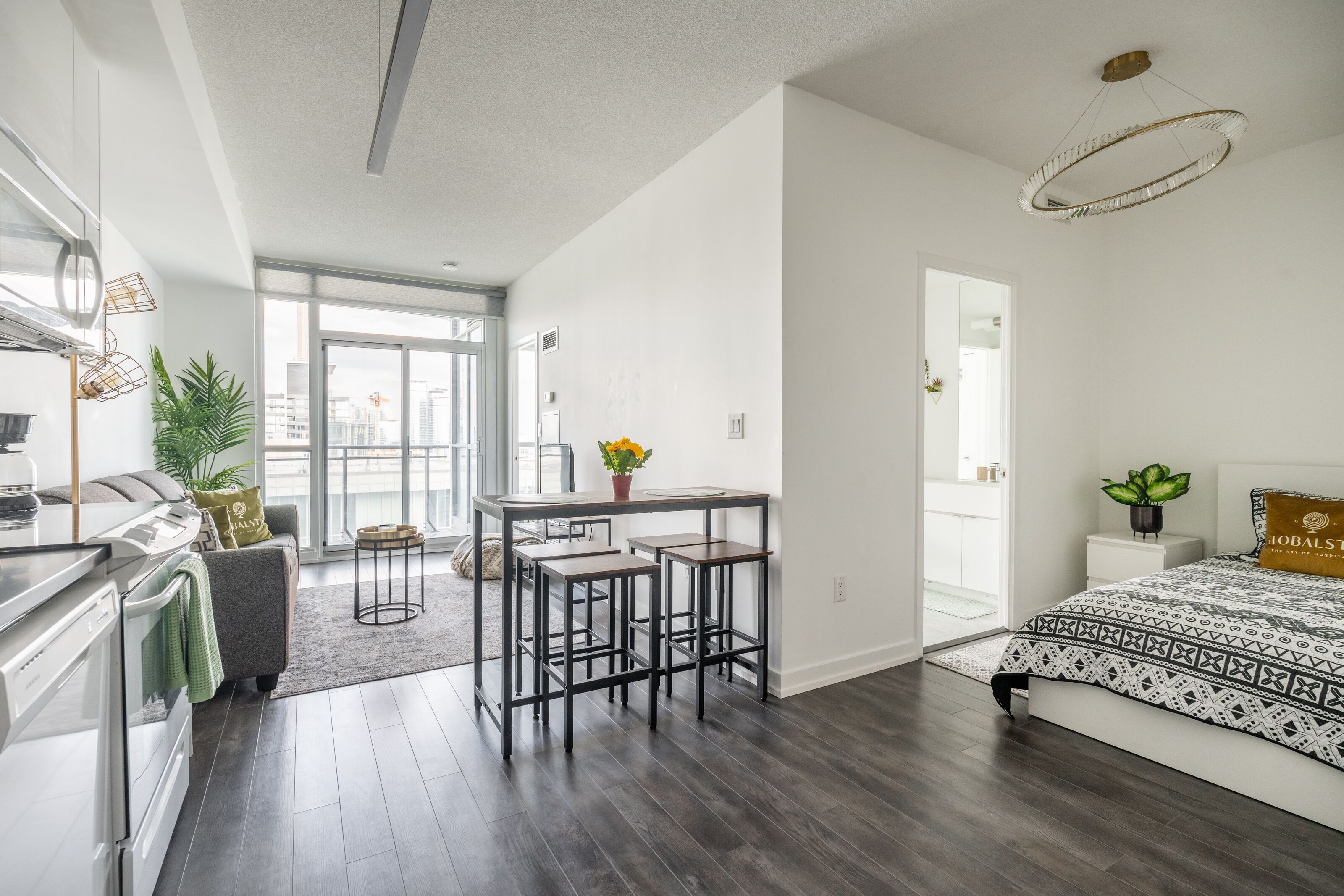 Eine moderne Wohnung mit Küche, Essbereich und einem großen Bett.
