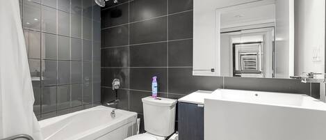 Une salle de bain moderne avec une baignoire, des toilettes et un lavabo.