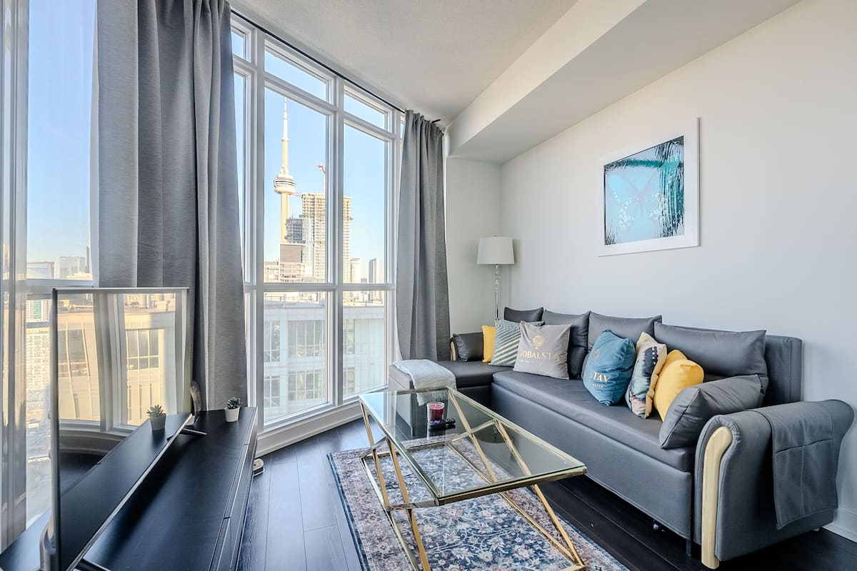 Departamento romántico, 1 habitación, cocina, vista a la ciudad | Área de sala de estar | Televisión de pantalla plana, Netflix y Hulu