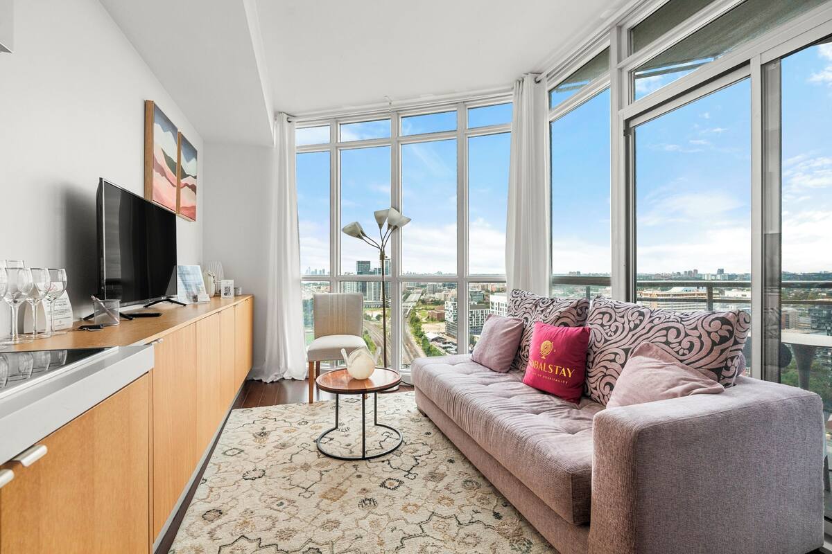 Leilighet – design, 1 soverom, balkong, byutsikt | Oppholdsområde | En 53-tommers Flatskjerm-TV med digitale kanaler samt TV og Netflix