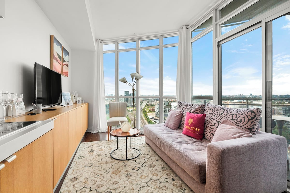 Departamento de diseñador, 1 habitación, balcón, vista a la ciudad | Área de sala de estar | Televisión de pantalla plana, Netflix y Hulu
