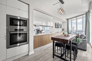 Full-sized fridge, microwave, oven, stovetop