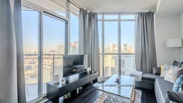 Appartamento Romantico, 1 camera da letto, cucina, vista città | Area soggiorno | TV a schermo piatto 53 pollici con canali via cavo, TV, Netflix