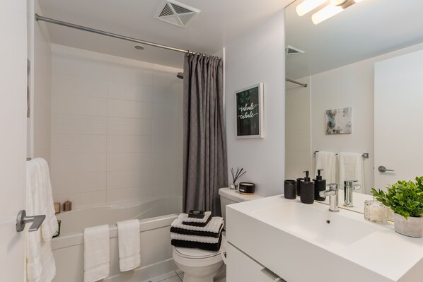 Un baño moderno con bañera, inodoro y lavamanos.