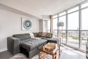 Familienapartment, 2 Schlafzimmer, Balkon, Seeblick | Wohnbereich | 53-Zoll-Flachbildfernseher mit Kabelempfang, Fernseher, Netflix