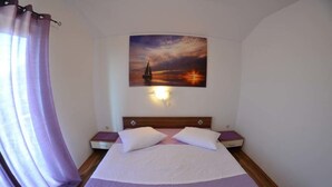 Family Apartment, 3 Bedrooms (#2) | Rollaway beds (surcharge), WiFi (free), bed sheets - Apartments with pool and ocean view (Rab)