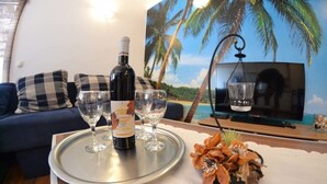 Family Apartment, 3 Bedrooms (#2) | Rollaway beds (surcharge), WiFi (free), bed sheets - Apartments with pool and ocean view (Rab)