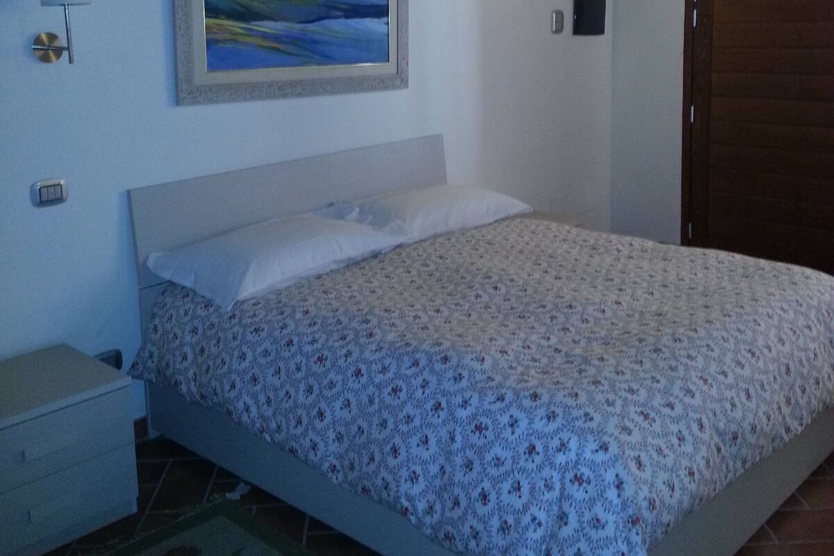 Habitación con 1 cama matrimonial o 2 individuales | Wifi gratis, ropa de cama y acceso para silla de ruedas