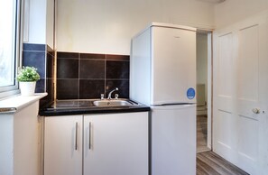 Frigorífico grande, microondas, horno y placa de cocina