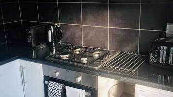 Full-size fridge, microwave, oven, stovetop