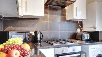 Full-size fridge, microwave, oven, stovetop