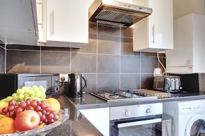 Frigorífico grande, microondas, horno y placa de cocina