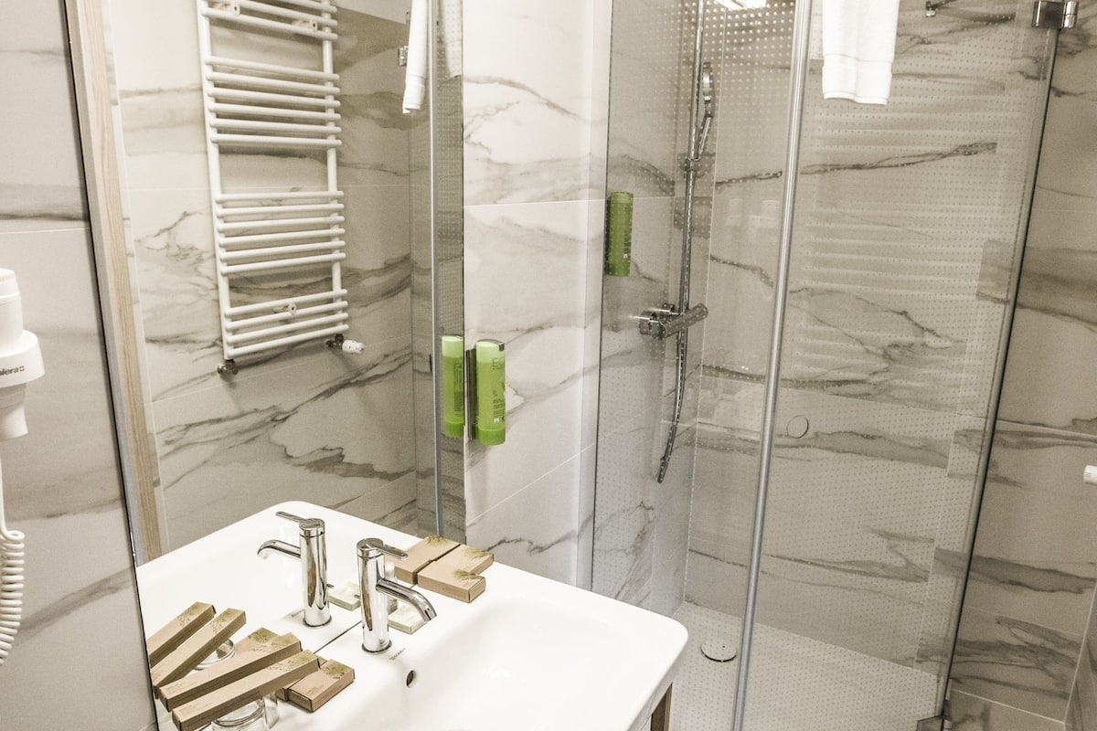 double room, 2 single beds | bathroom | shower, free toiletries, hair dryer, towels