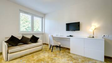 Familjerum | Värdeförvaringsskåp på rummet, skrivbord och mörkläggningsgardiner