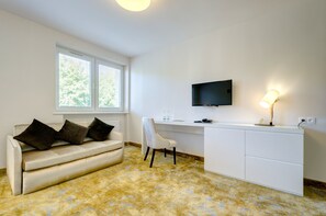 In-room safe, desk, blackout drapes, iron/ironing board - The Sun by Lubicz (Ustka)