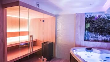 Un baño moderno con sauna de vidrio, banca de madera y bañera de hidromasaje.