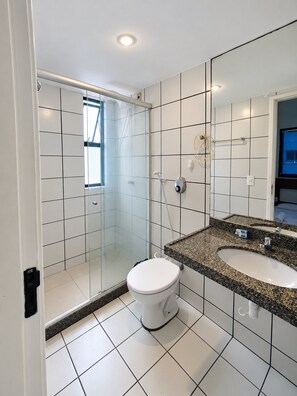 Family Apartment, Multiple Beds, Non Smoking | Bathroom - Apartamento a 200m feirinha beira mar (Fortaleza)